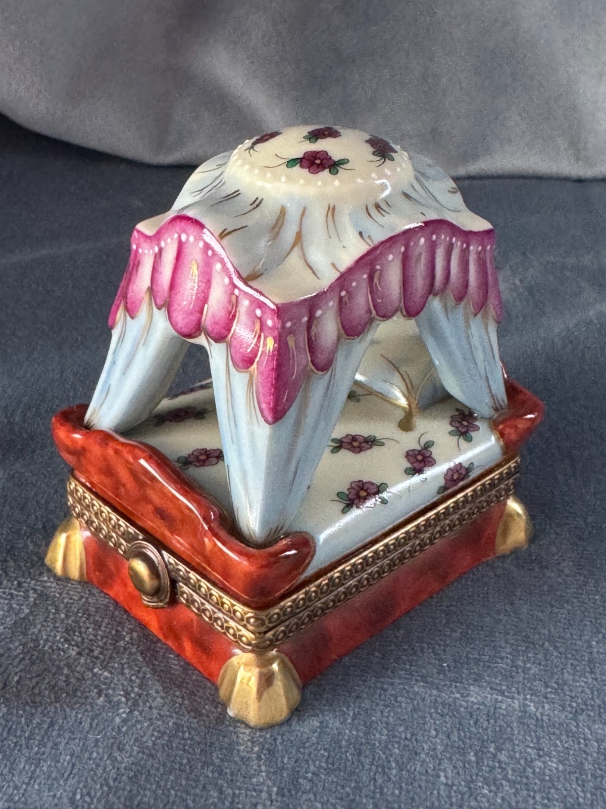Limoges France Peint Main Chanille Canopy Bed Princess Trinket Box #034