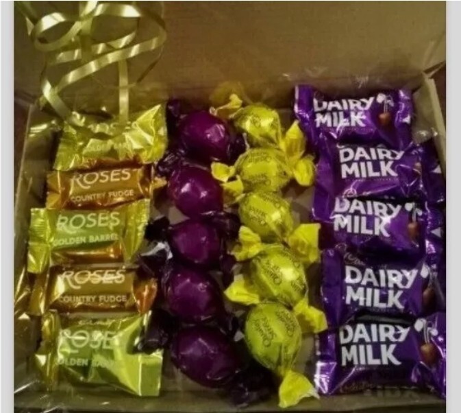 **ROSES & QUALITY STREET - FUDGE, CHOCOLATE & CARAMEL MIX Postal Box x 20 Sweets