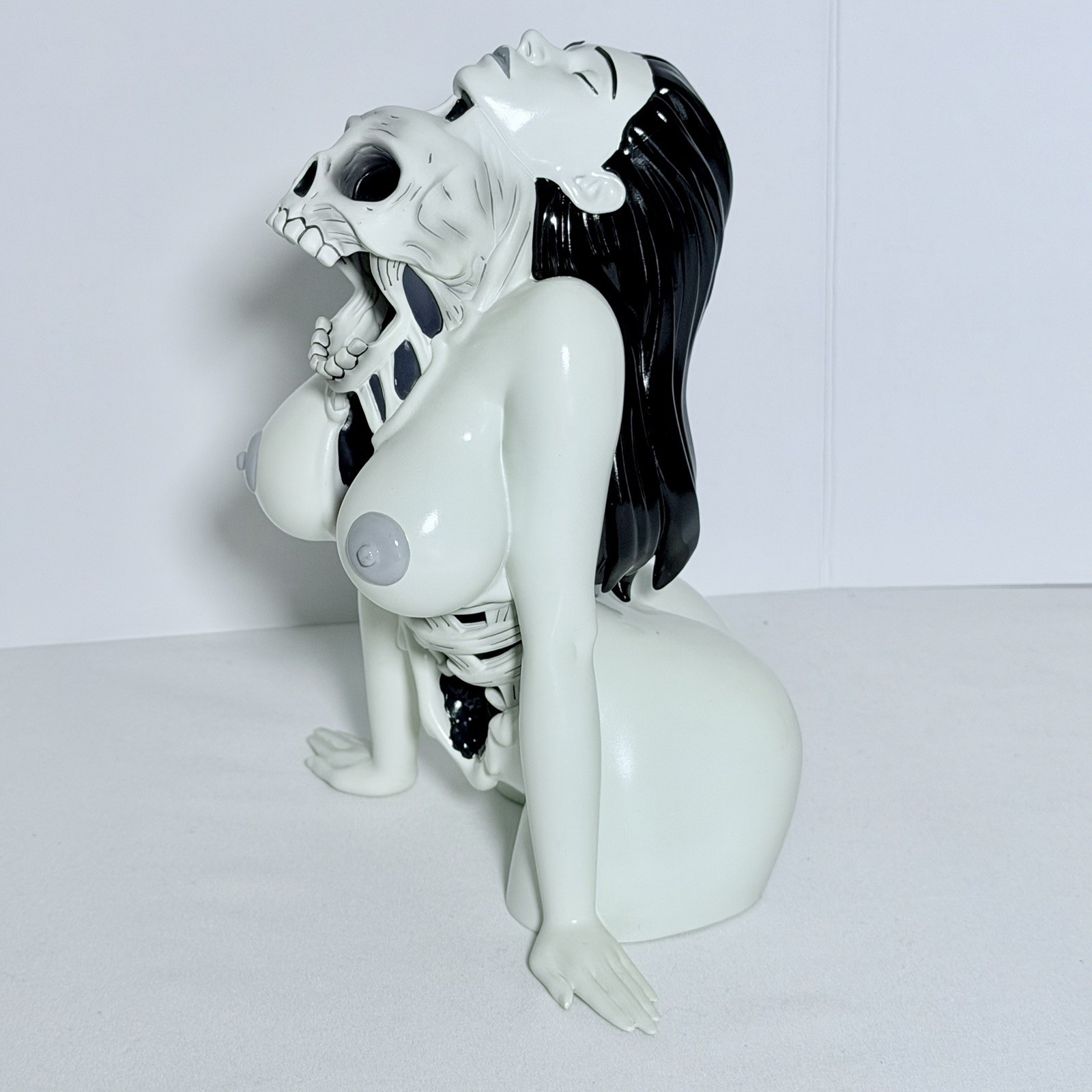 Mighty Jaxx Breakout White Ver Statue Collectible Figure Model In Stock