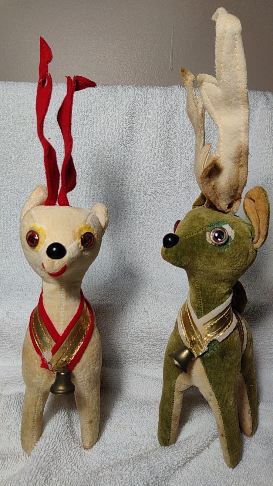 2 VTG Kitsch Flocked Cloth Reindeers Green + Tan Velvety Christmas 10