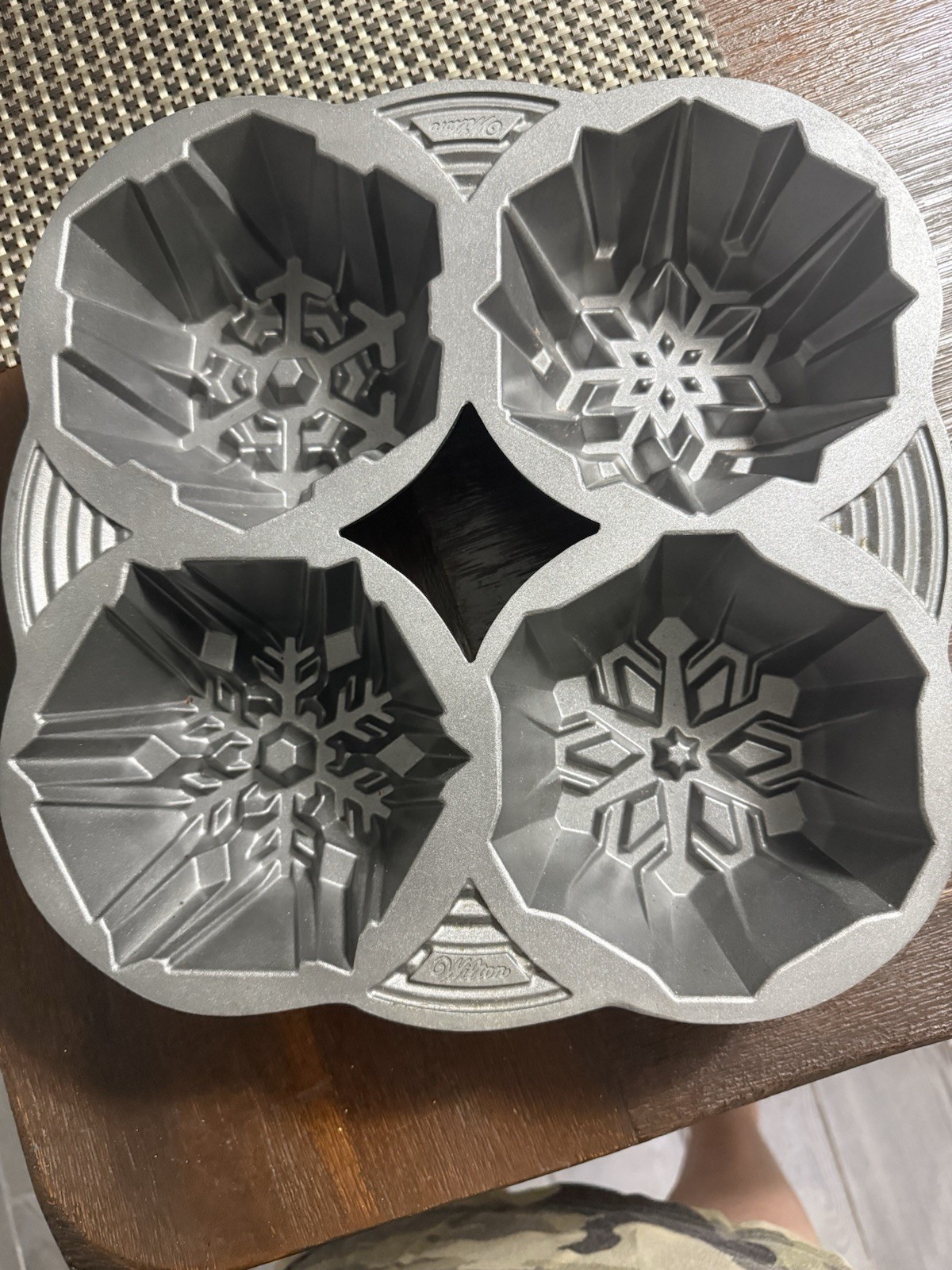 Wilton Dimensions Snowflake Cake Pan 4 Cavity Mini Bundt Holiday Bakeware 5028