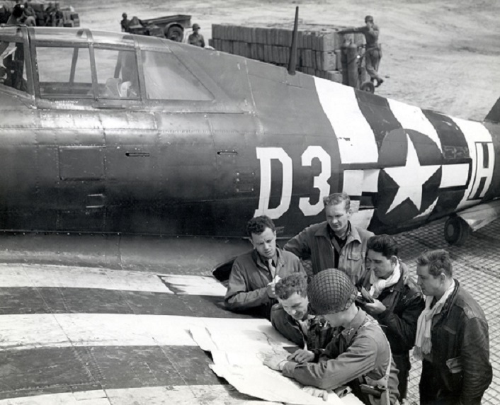 P-47 Fighter-Bomber pilots go over plans 8\
