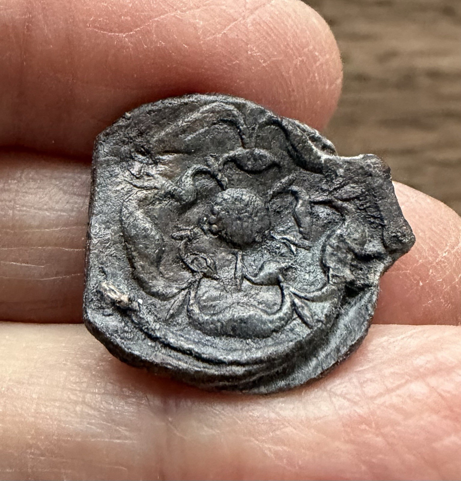 17TH CENTURY. LEAD TEXTILE SEAL. SHOWING A TUDOR ROSE.