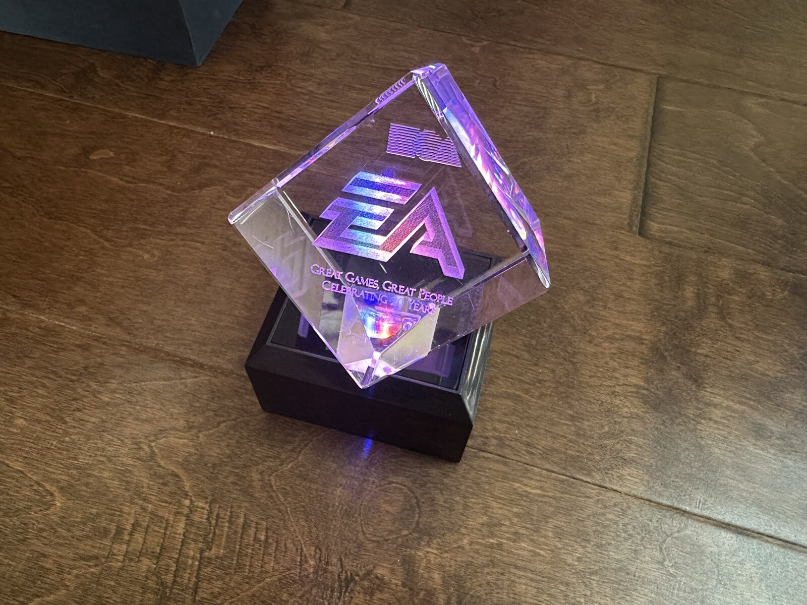 EA Games 20th Anniversary Employees Gift Cube Changing Colors  W/ Box VERY RARE 
