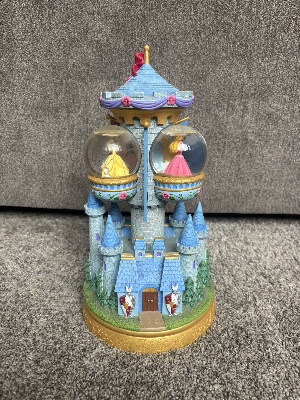 Disney Store Exclusive 3 Princess Castle Balconies 3 Snow Globes Music Box 13”