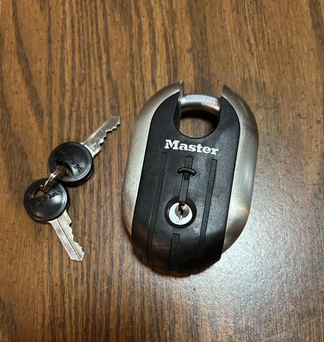 Master Lock Disc Padlock w/ 2 Keys - New - Great for Storage Units