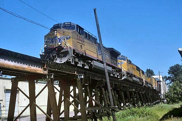 UP 5820 on PORTLAND WESTERN  @ ALBANY,OR_JUNE 2003   ORIGINAL TRAIN SLIDE