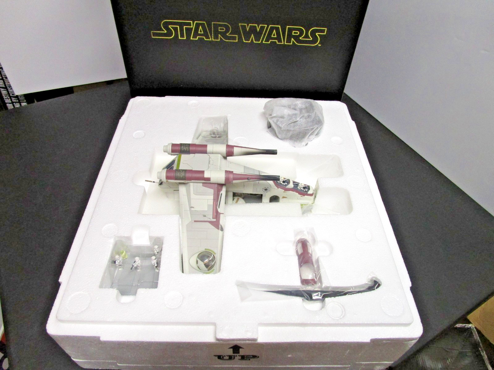 STAR WARS CODE 3 REPUBLIC GUNSHIP ATTACK OF THE CLONES DIE CAST LIMIITED EDITION