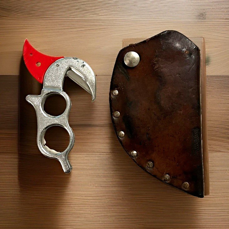 vintage Wyoming Knife skinning tool, featuring a skinning knife and gutting blad