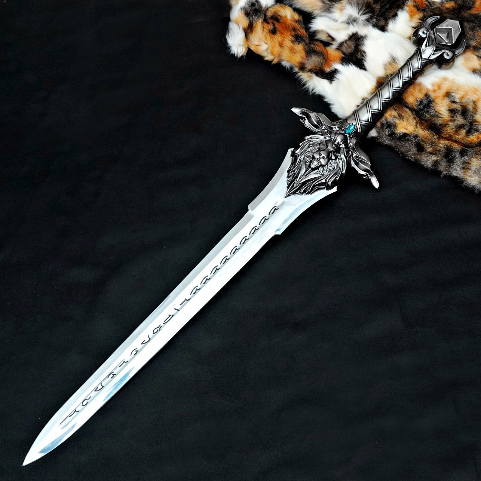 Handmade world of Warcraft Royal Guard sword Alliance Lion Head Storm wind Sword