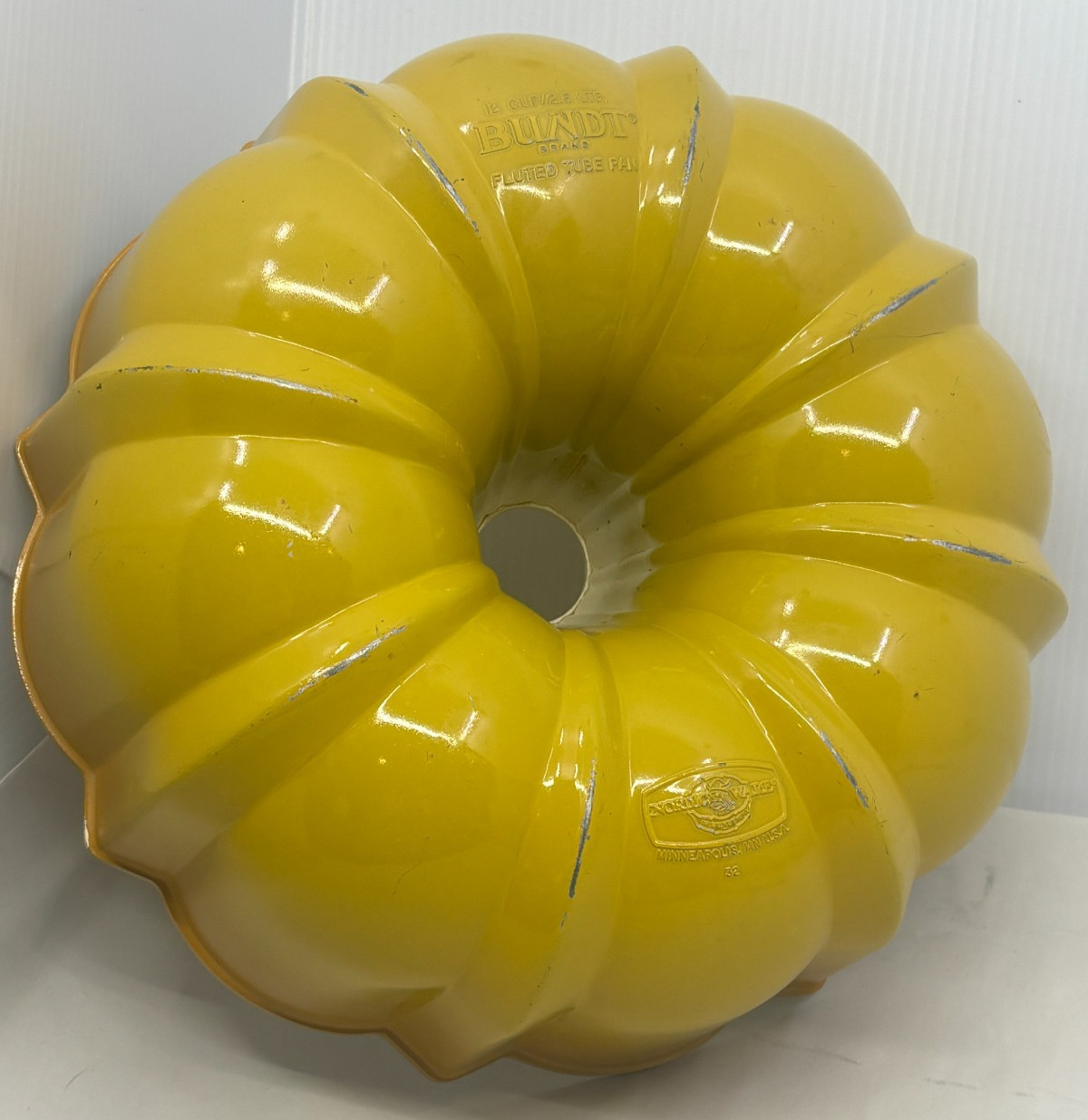 Nordic Ware Fluted Bundt Tube Pan Heavy Aluminum Harvest Gold 12 cups
