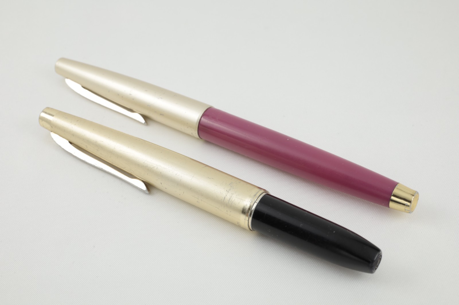 Pair of Vintage Platinum Fountain Pens 14K Gold Nib Black/Gold & Pink/Gold