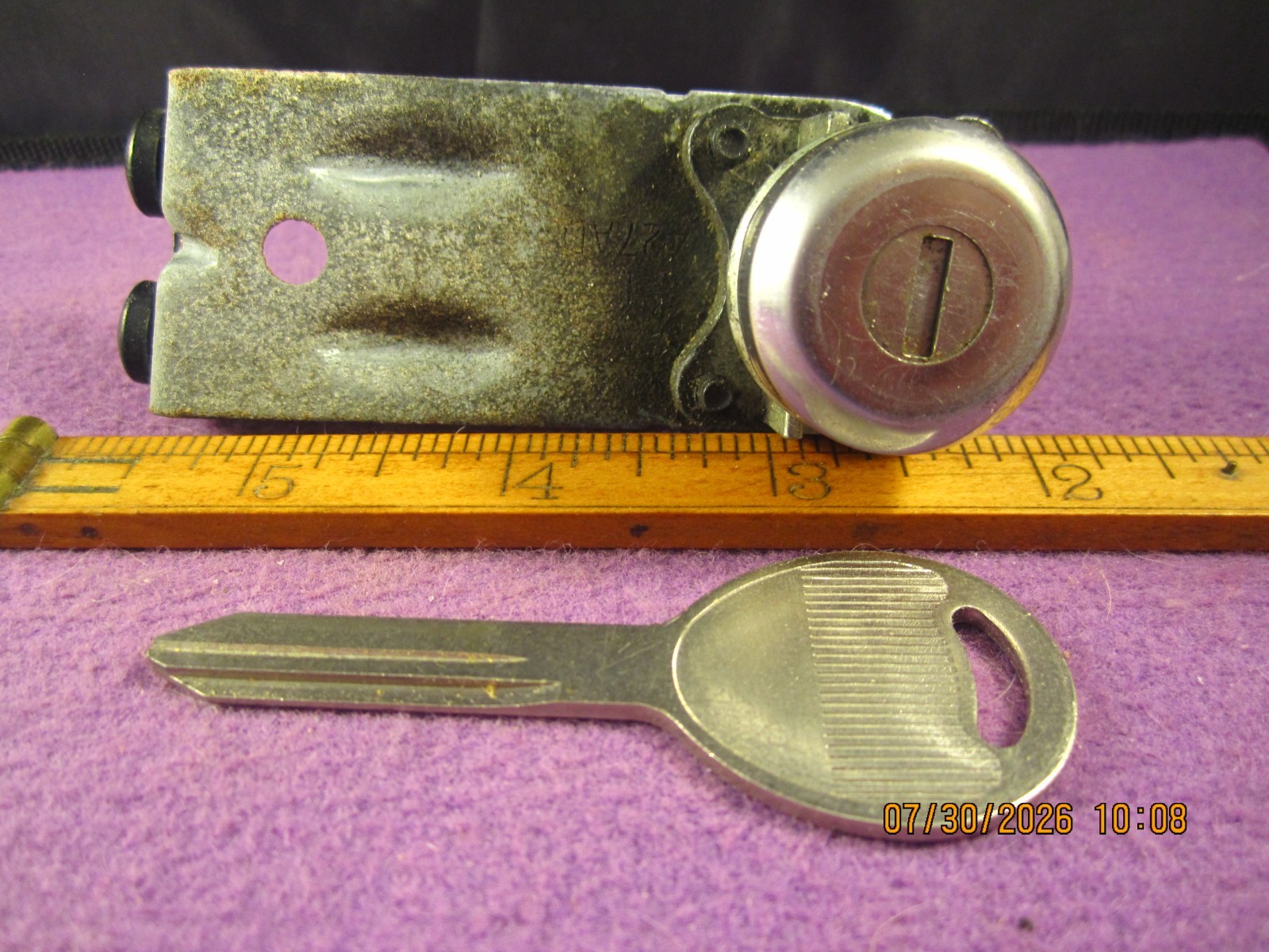 2003 JEEP LIBERTY KEYED DOOR LOCK WITH 1 Y 159 BLANK KEY.