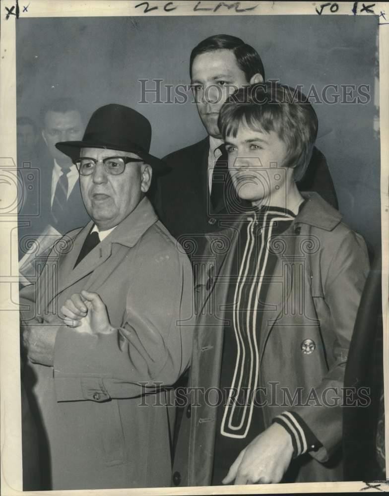 1968 Press Photo Marina Oswald Porter escorted by Sheriff Anthony Constanza