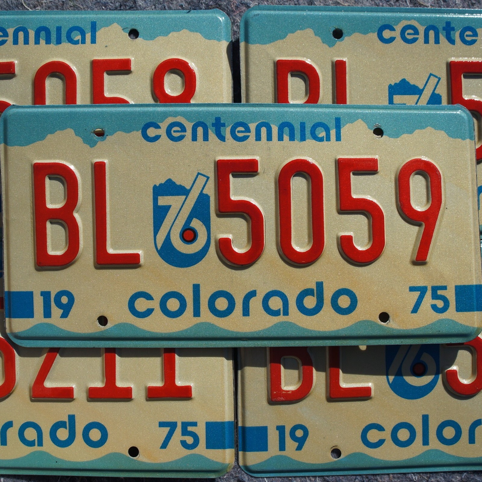 1975 1976 COLORADO LICENSE PLATES - BICENTENNIAL RED LEETERS License Plate