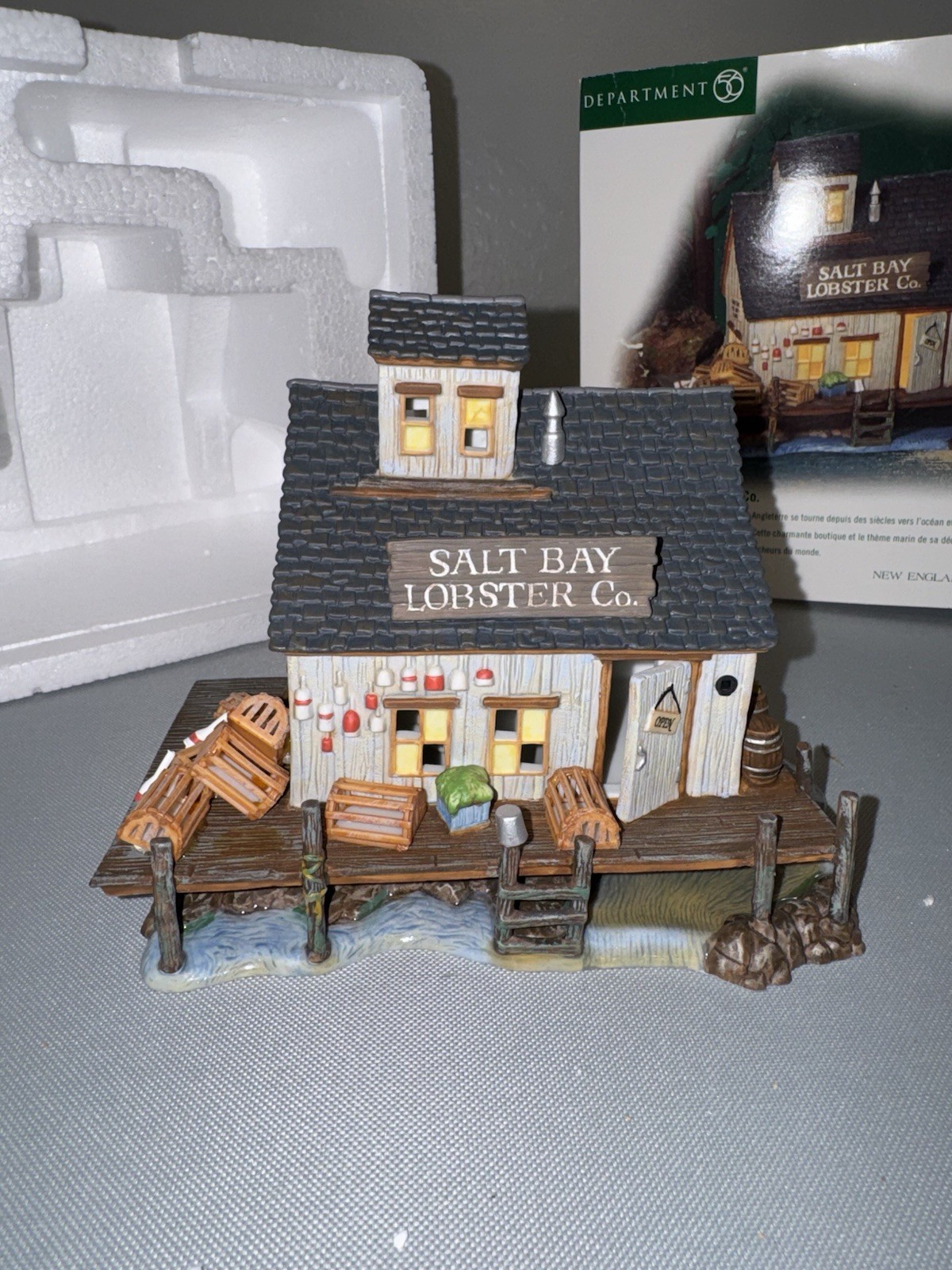 Dept 56 New England Village “Salt Bay Lobster Co” 56658 2002 W BOX & LIGHT Retir