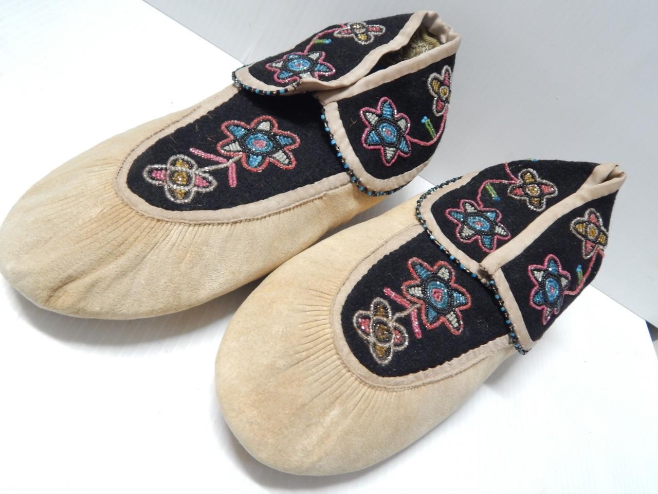 ANTIQUE c1920s WESTERN IROQUOIS INDIAN BEADED MOCCASINS - MINT - NEVER WORN 