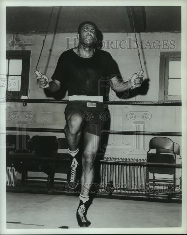 1966 Press Photo Ernie Terrell trains for his change at the heavyweight crown