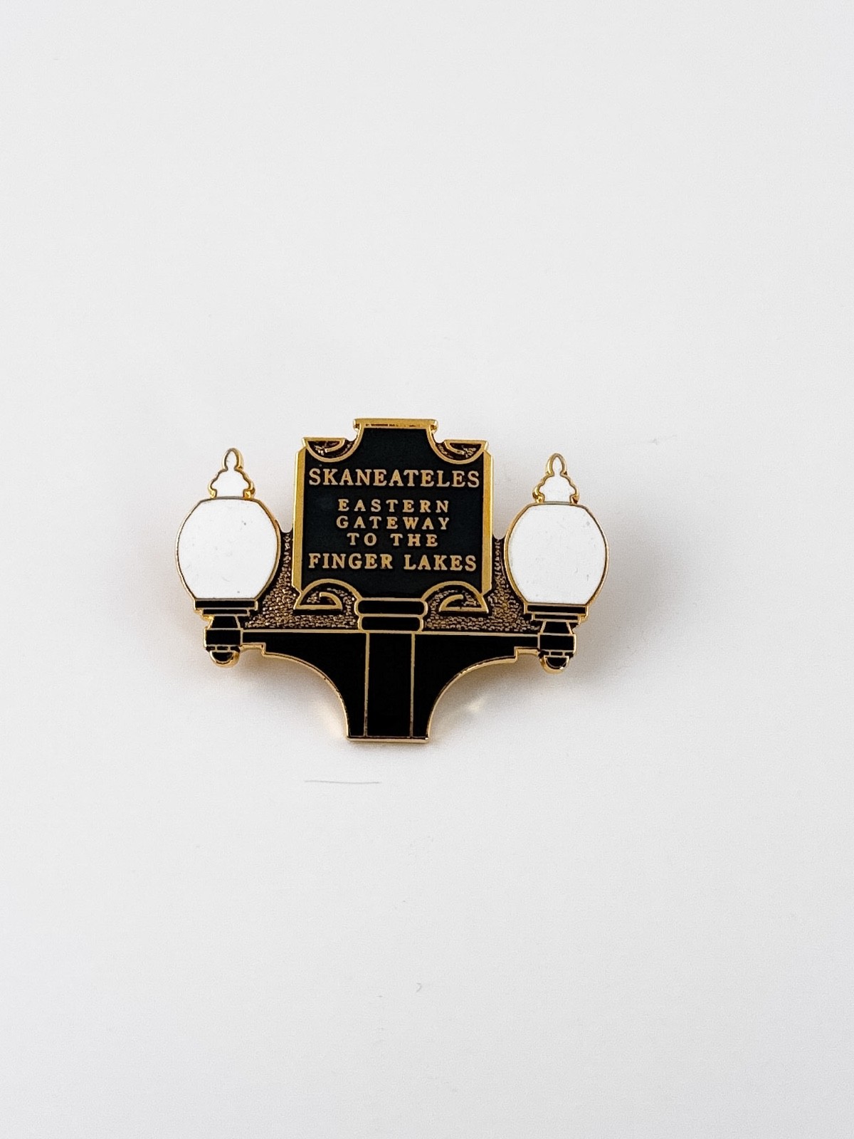 Skaneateles NY Eastern Gateway to Finger Lakes Lamp Post Pin Pinback B1