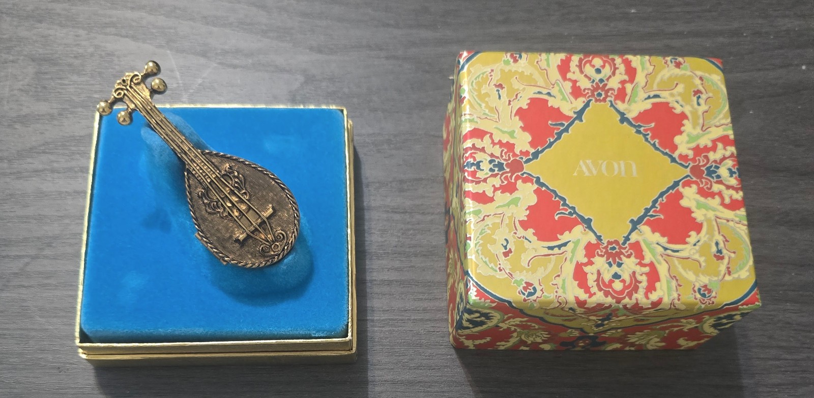 Avon Mandolin for Perfume Glacé 1971 Vintage w/ Original Box (Latch Broken)