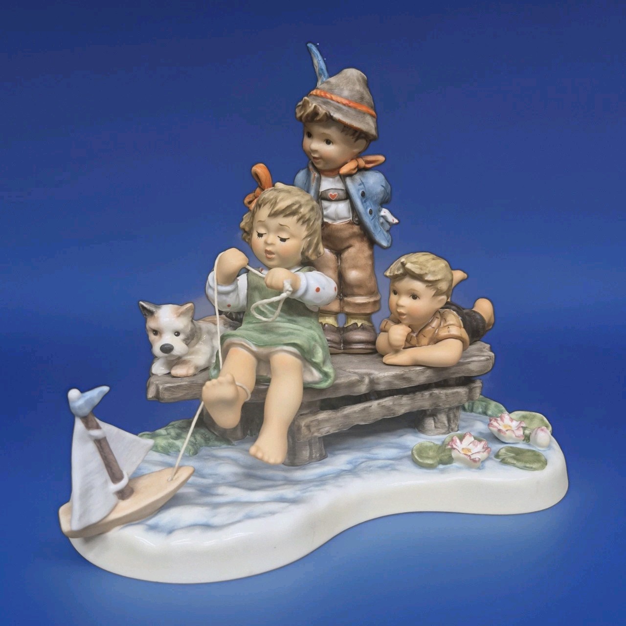 HUMMEL “SAILING LESSON” HUM 2290 MOMENTS IN TIME COLLECTION 2008 MINT NO BOX