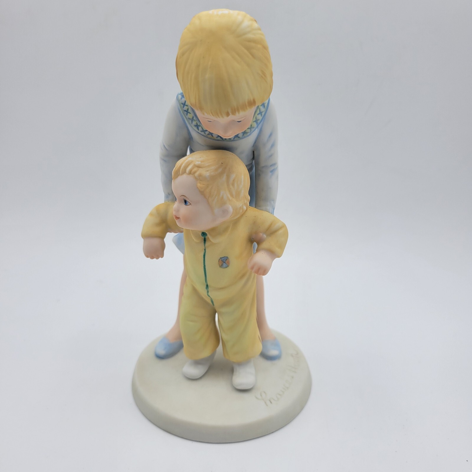 Frances Hook Signed Figurine #9454 1980 Helping Hands From A Childs World Serie
