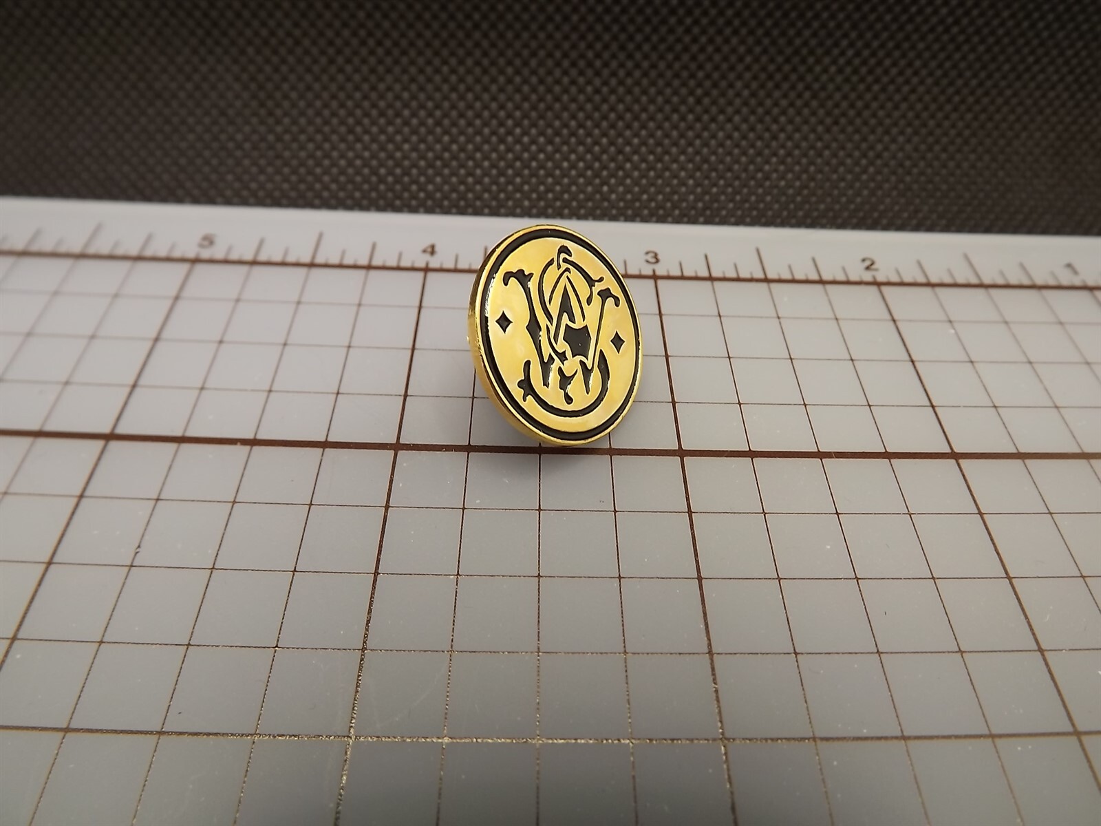 SMITH AND WESSON FIREARMS LOGO QUALITY MADE LAPEL HAT PIN ENAMEL BRAND NEW 