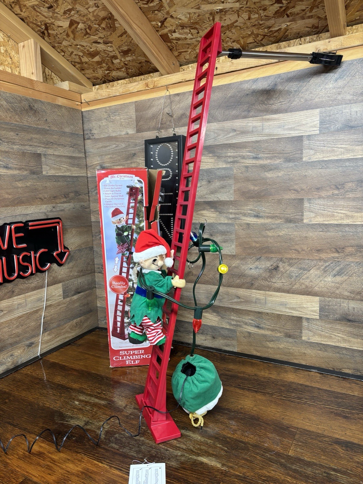 Mr. Christmas Super Climbing ELF Lights & Music Plays 15 Carols 43\
