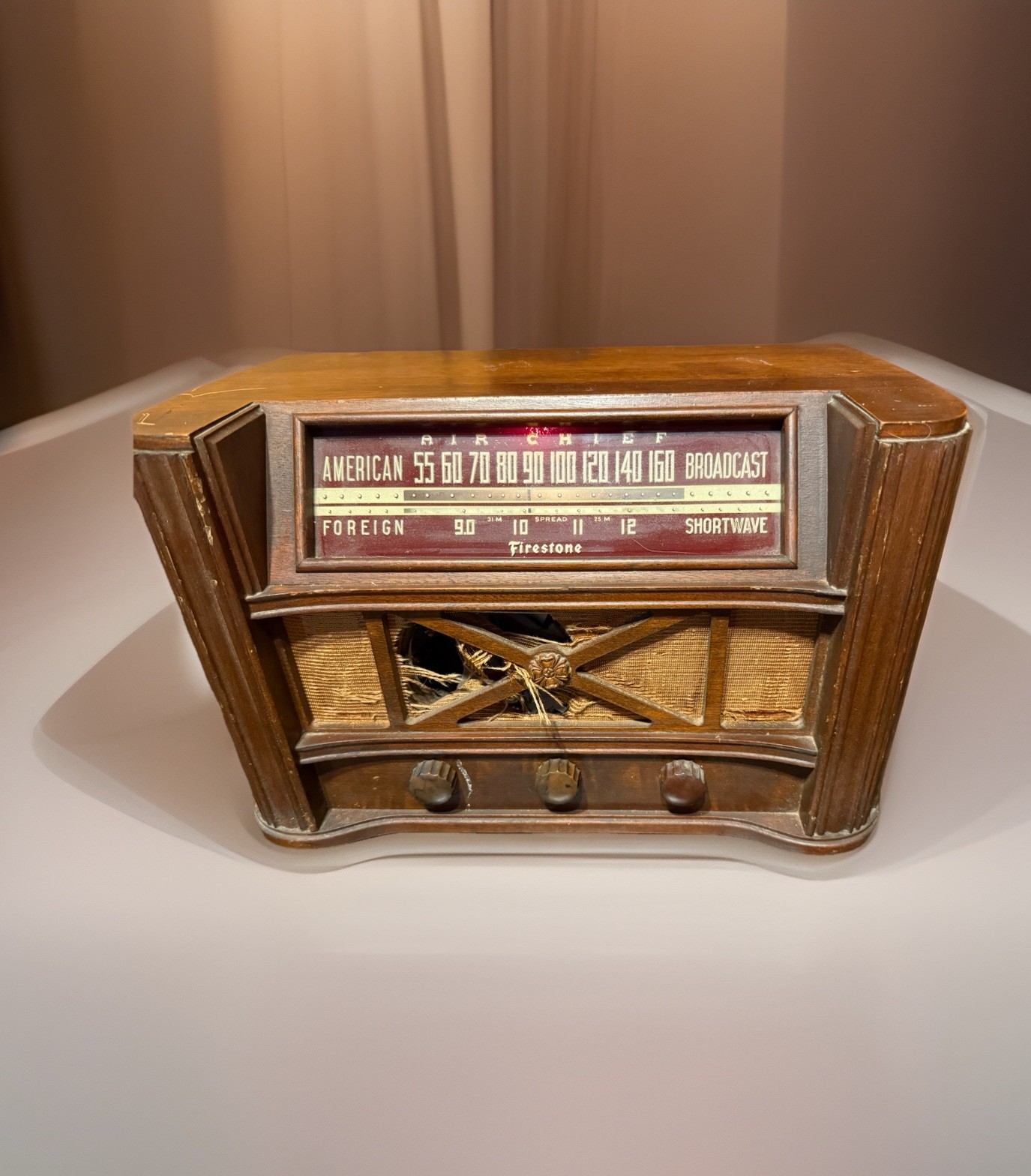 1947 Firestone Air Chief 4-A-20 Art Deco Radio Shortwave Tube Radio
