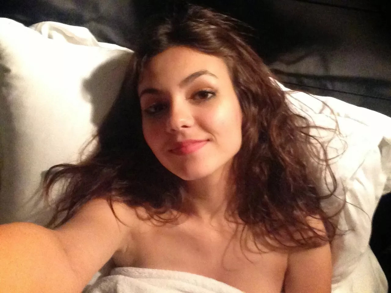 Victoria Justice With Disheveled Hair 4x6 Picture Celebrity Print