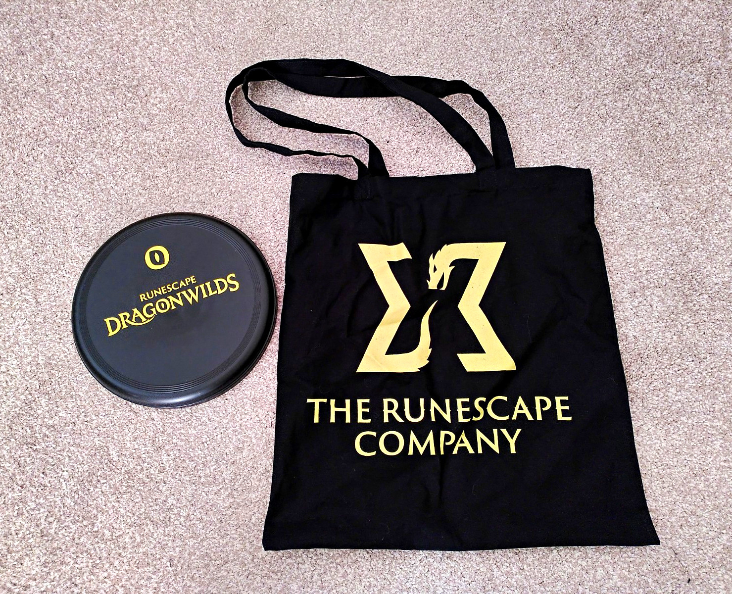RuneScape Dragonwilds Frisbee Disc with RuneScape Company Black Tote Bag