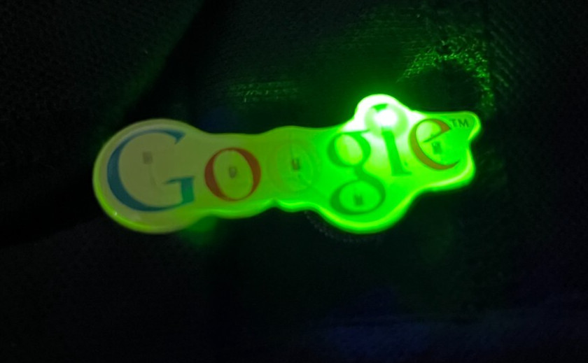 RARE 2004 Vintage Light Up GOOGLE Search Show Lapel Pin Fresh Batteries WORKS E4
