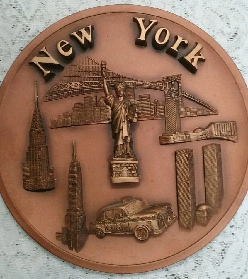 VTG New York Skyline Souvenir Wall Art Plate 3-D w/Twin Towers 