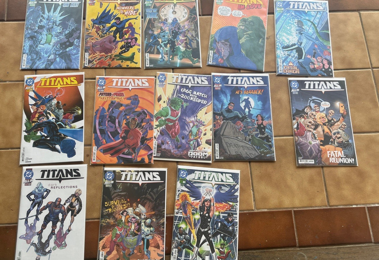 28 DC Universe Comic Books LOT  Lobo Justice League Titans Mint