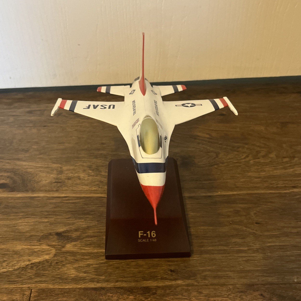 USAF General Dynamics F-16 Mahogany Thunderbirds Desk Top 1/48 Model Airplane