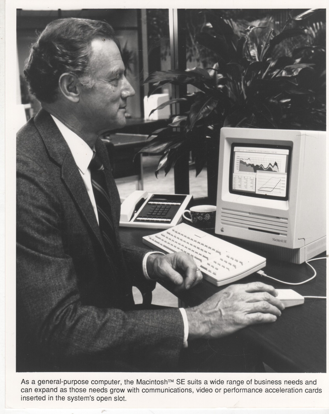 ITHistory PHOTO  (1980s) APPLE Macintosh SE Suits A Wide Range\