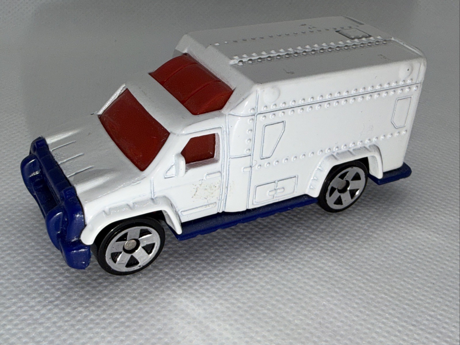 2002 MATCHBOX MBX MCDONALD'S AMBULANCE WHITE EMS W/ RED & BLUE