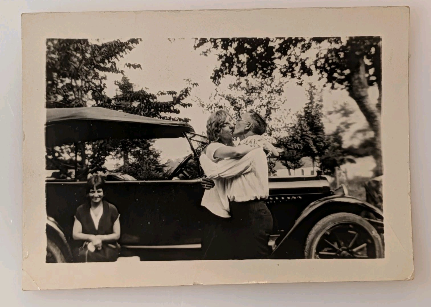 c1920s Kissing Couple Third Wheel Woman Antique Touring Car Vintage Photo