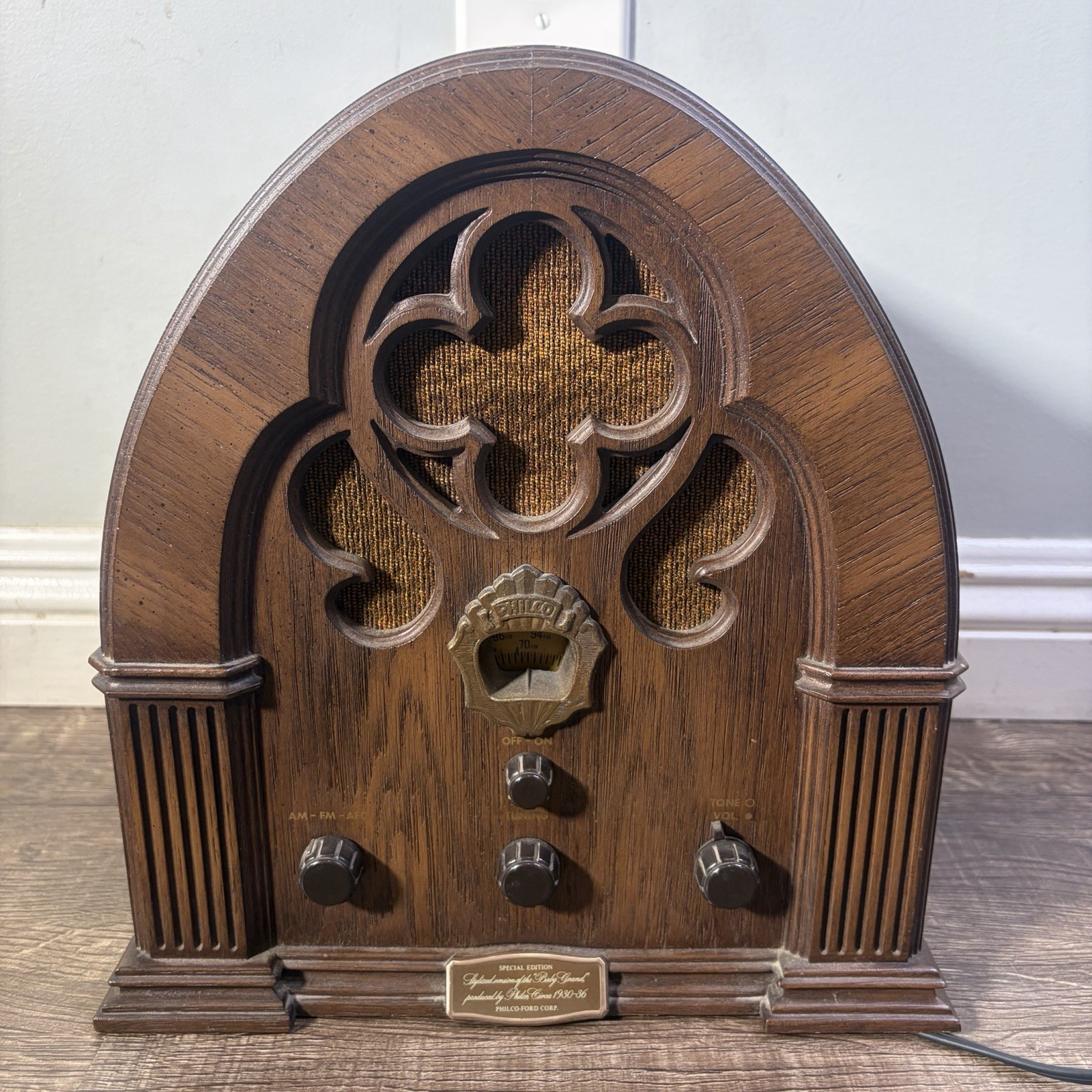 Vintage Philco Ford 1930-1936 AM/FM Radio R-90 Cathedral Style Tabletop