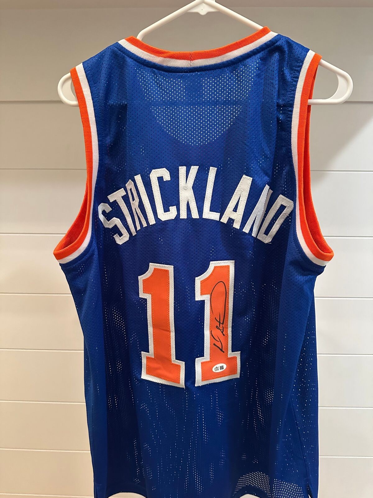 Rod Strickland Signed New York Knicks #11 Basketball Jersey – Leaf Witnessed COA