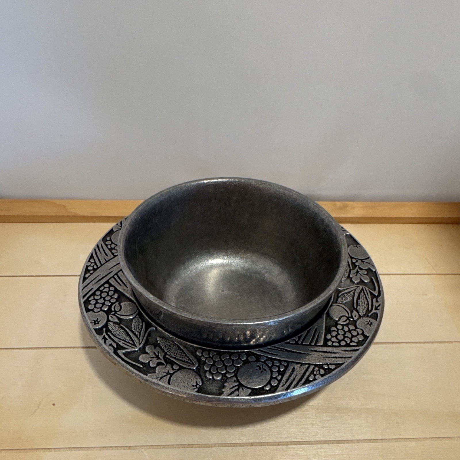 Vintage Wilton Armetale metal fruit serving bowl -fruit and foliage rim pattern.