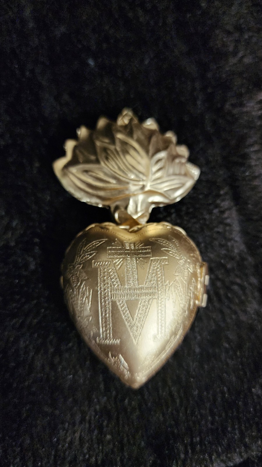 3.25in × 2 in. Sacred Heart Ex Voto Locket Ornament, Antiqued Gold Milagro #5