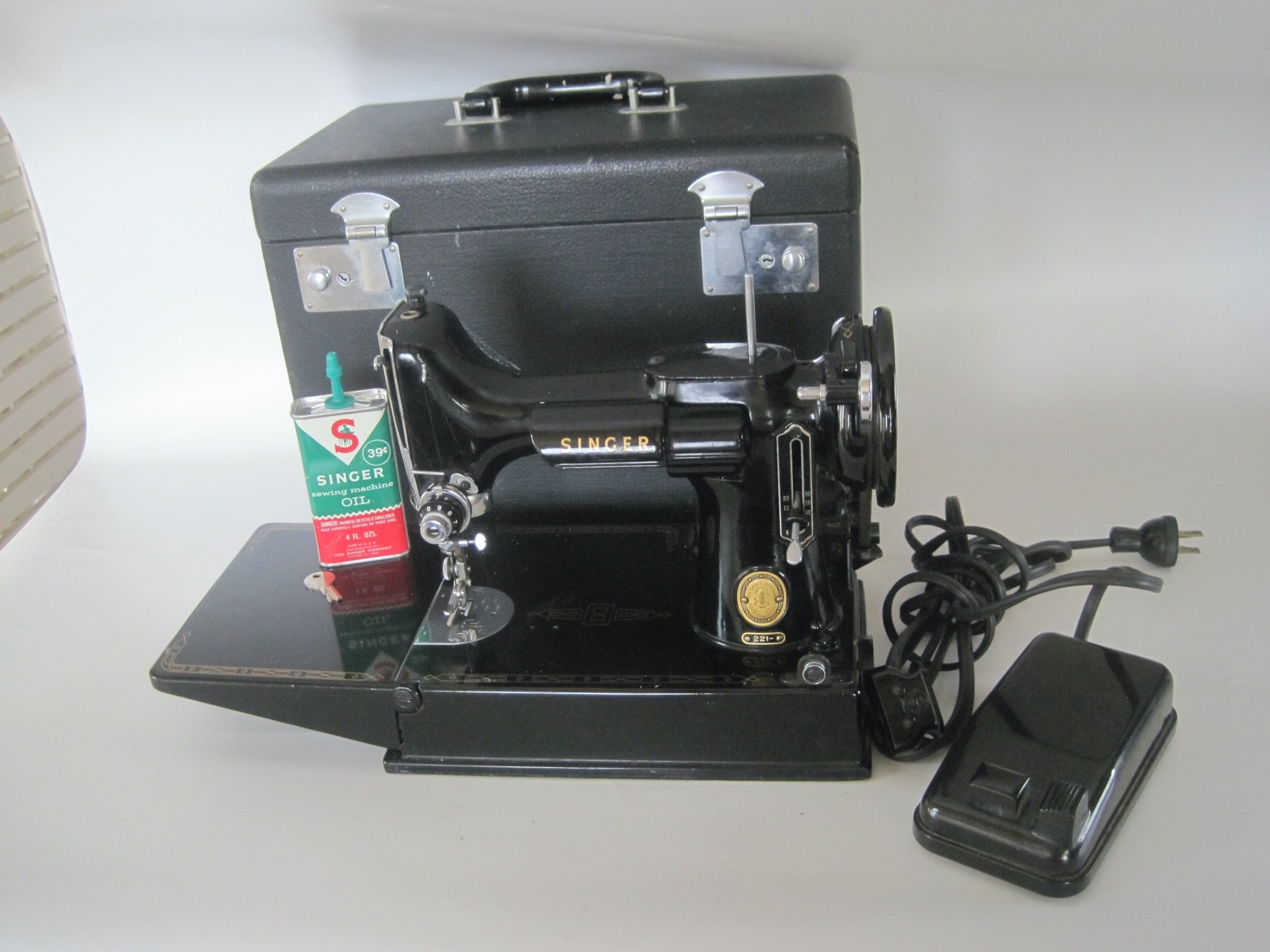 Singer Featherweight Sewing Machine W/ Carrying Case #221 Antique EUC