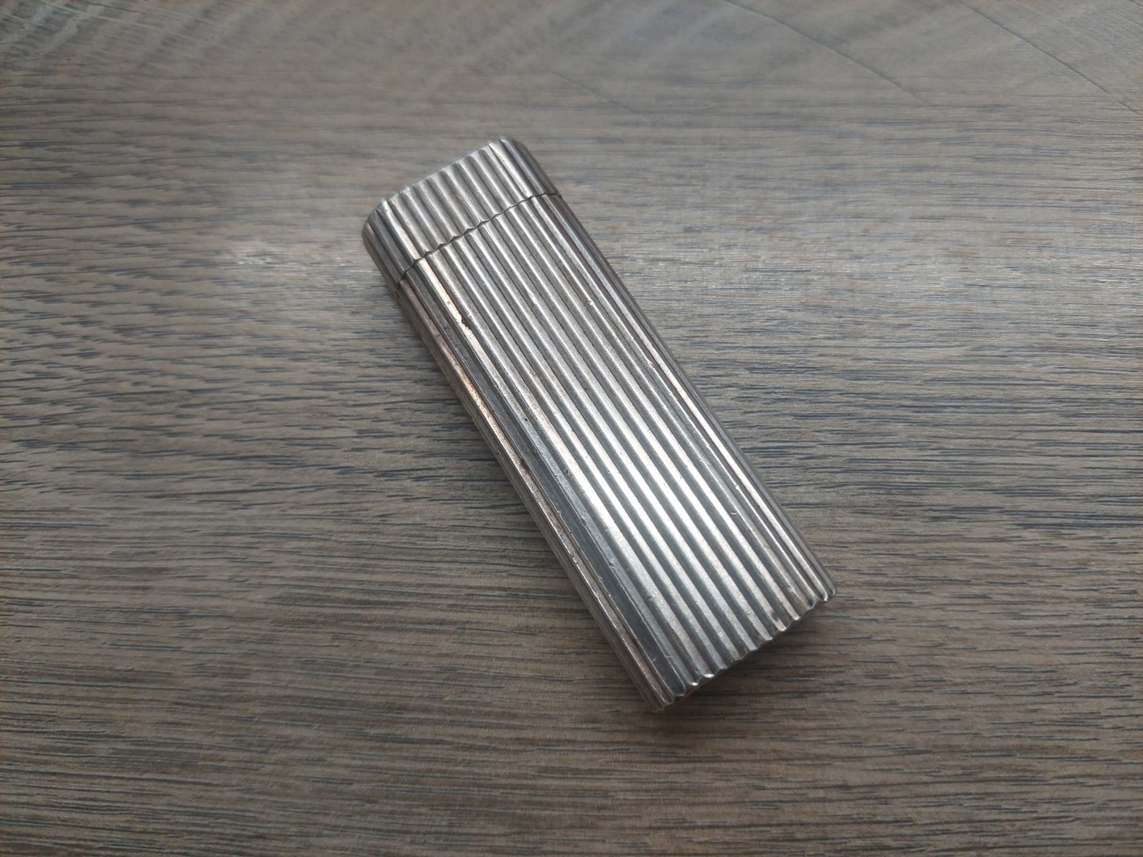 Vtg Les Must de Cartier Godron Silver Tone Butane Lighter Swiss Made #101126