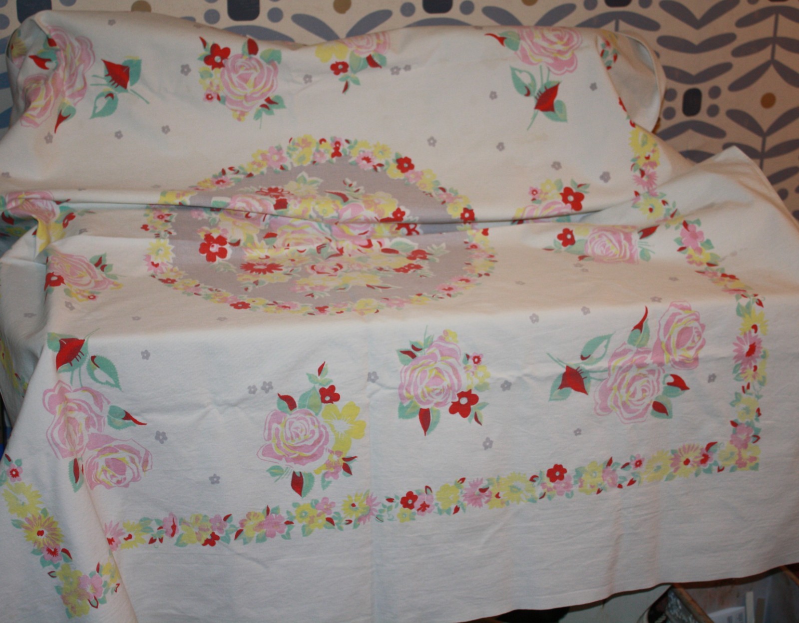 Rare pattern vintage mid-century heavy large tablecloth rose design floral borde