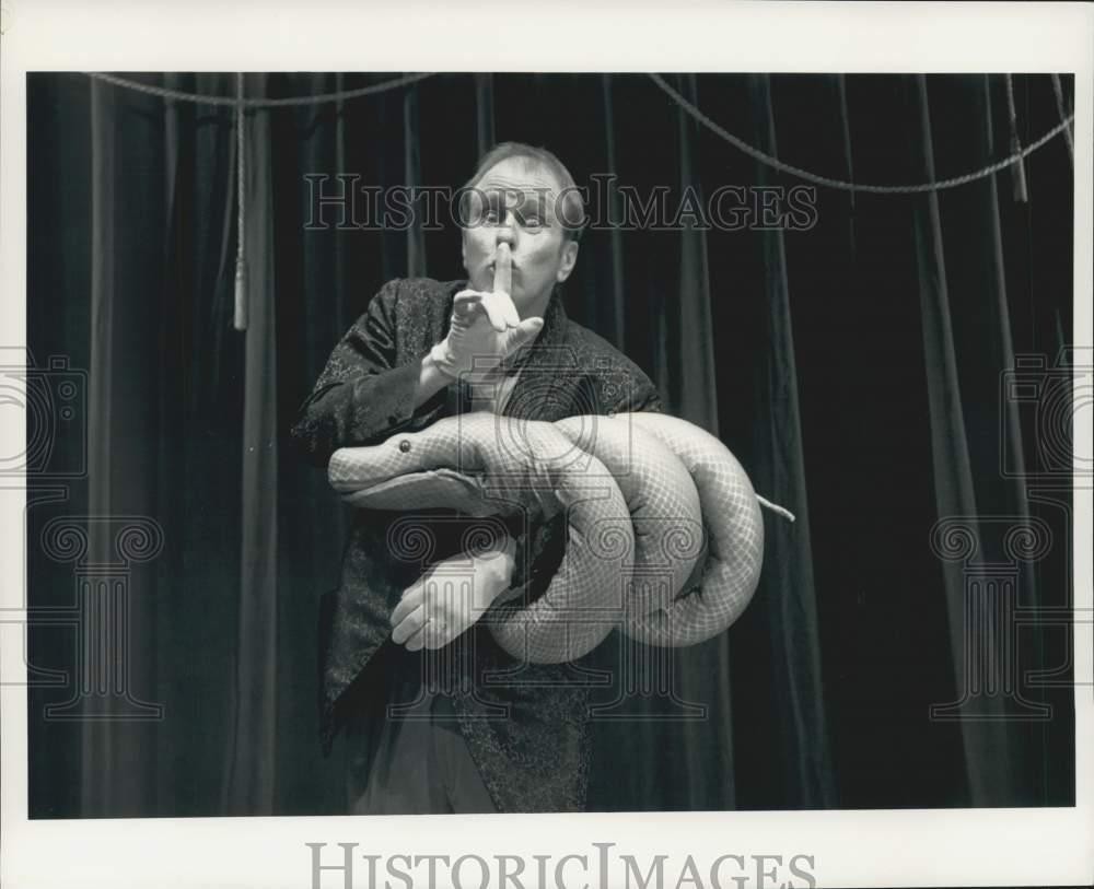 1994 Press Photo Geoff Hoyle stars in the production of \