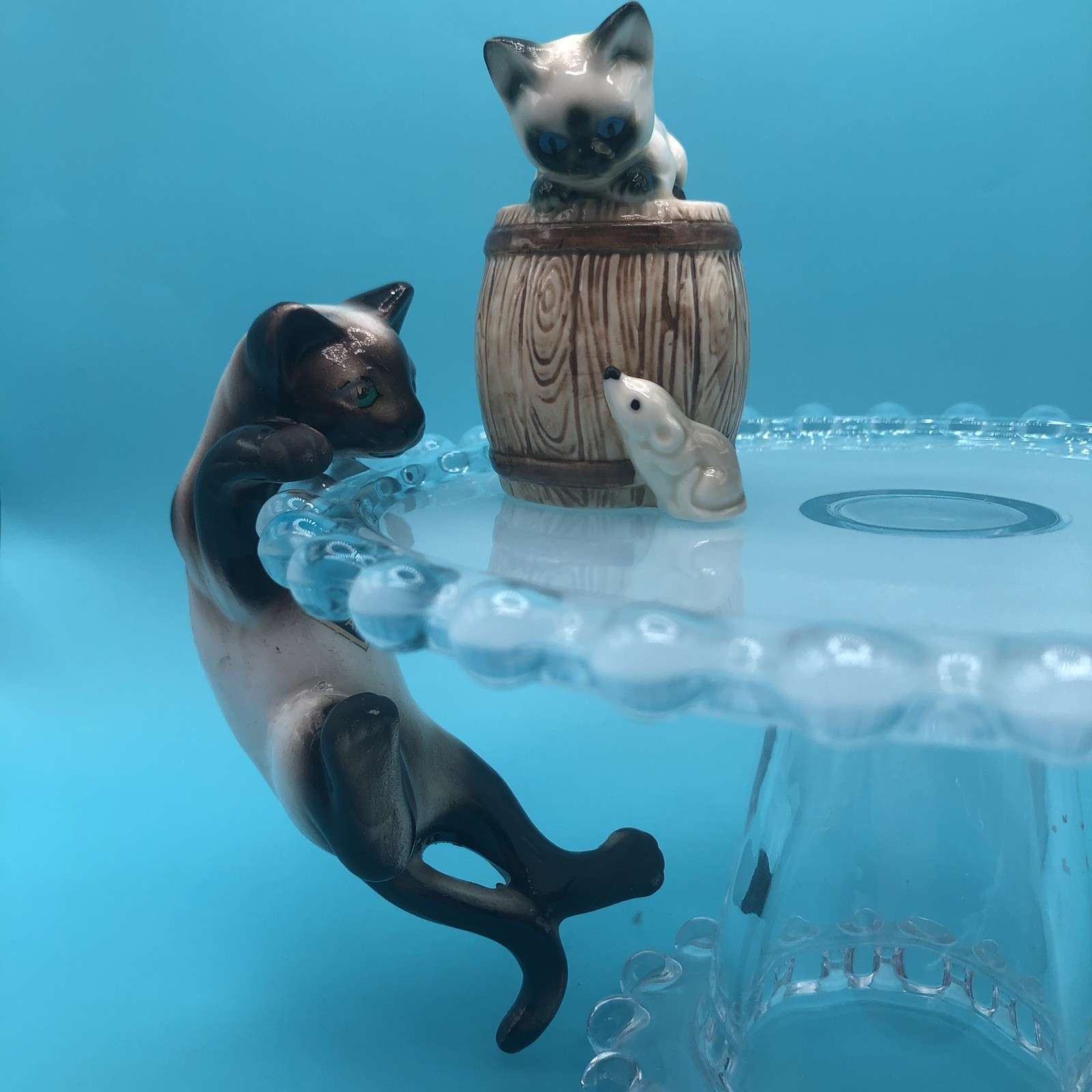 VNTG Set Siamese Cat Figurines- Climbing Cat 5”& Cat In Barrel With Mouse 3”