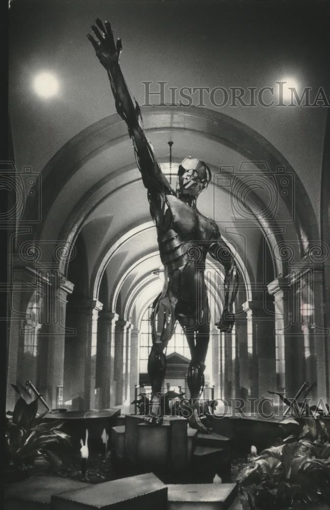 1971 Press Photo Metal statue of man adorns corridor in Milwaukee courthouse