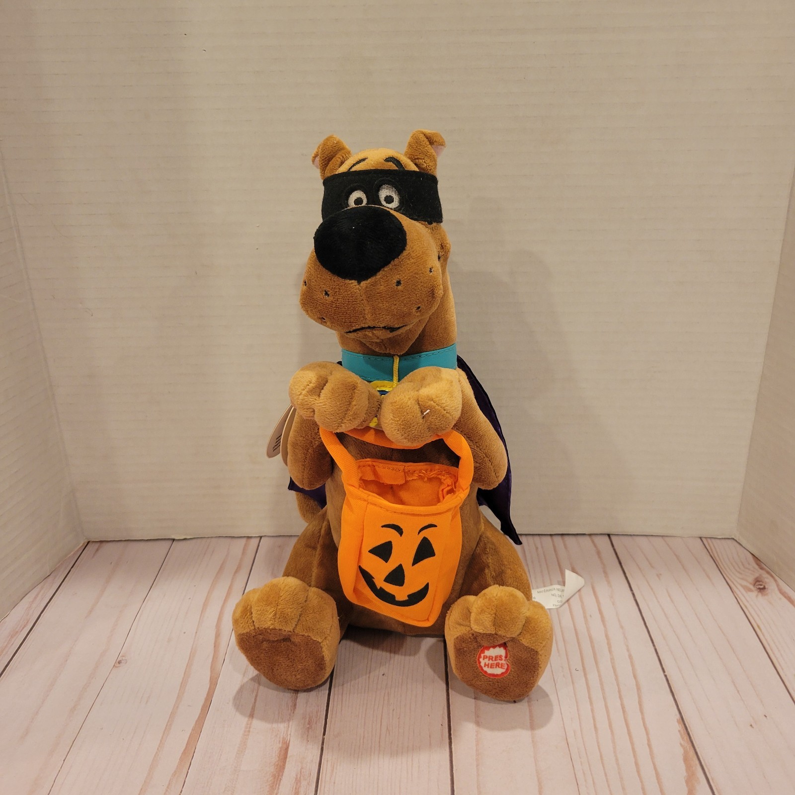 Hallmark Scooby Doo Talking and Shaking Plush Halloween 11” Tall Works