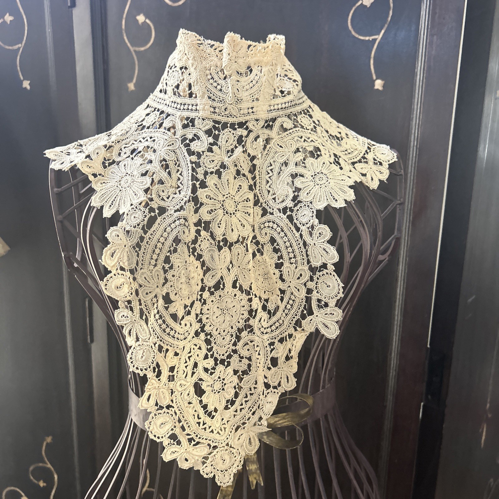 ANTIQUE  Victorian European Net Lace Collar,  Floral Pattern Boning